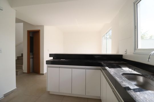Cozinha de casa de condomínio para alugar com 3 quartos, 81m² em Granja Marileusa, Uberlândia