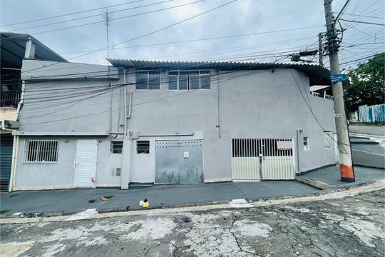 Fachada lateral do imóvel  de casa à venda com 7 quartos, 220m² em Jardim America, Guarulhos