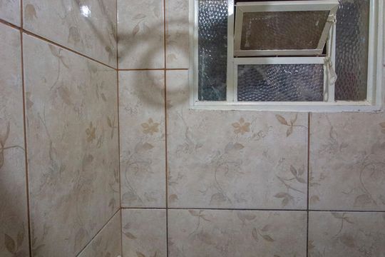 Banheiro de kitnet/studio para alugar com 1 quarto, 15m² em Conjunto C, Brasília