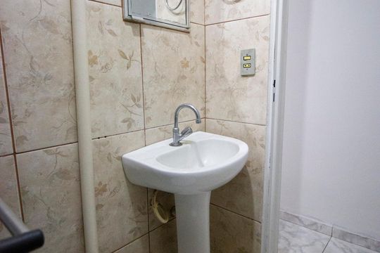 Banheiro de kitnet/studio para alugar com 1 quarto, 15m² em Conjunto C, Brasília