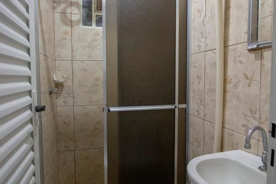 Banheiro de kitnet/studio para alugar com 1 quarto, 15m² em Conjunto C, Brasília