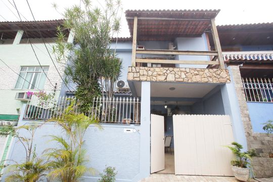 Fachada de casa à venda com 3 quartos, 240m² em Pechincha, Rio de Janeiro