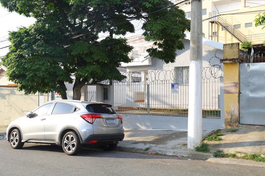 Placa instalada na grade da fachada do imóvel - Código da placa: COXT-135 de casa à venda com 3 quartos, 78m² em Cidade Antônio Estêvão de Carvalho, São Paulo