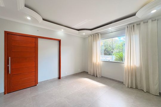 Sala de casa à venda com 4 quartos, 255m² em Jardim Ermida Ii, Jundiaí