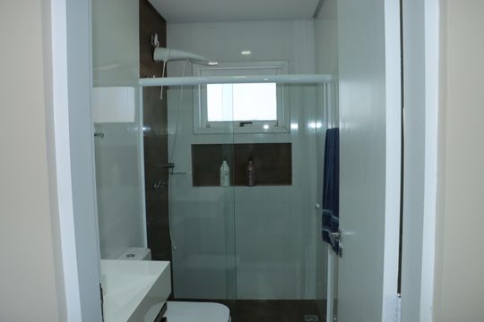 Banheiro da Suíte 2 de casa de condomínio para alugar com 3 quartos, 355m² em Jardim Indaia, Embu das Artes