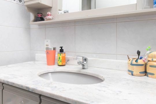Banheiro de casa à venda com 3 quartos, 300m² em Partenon, Porto Alegre