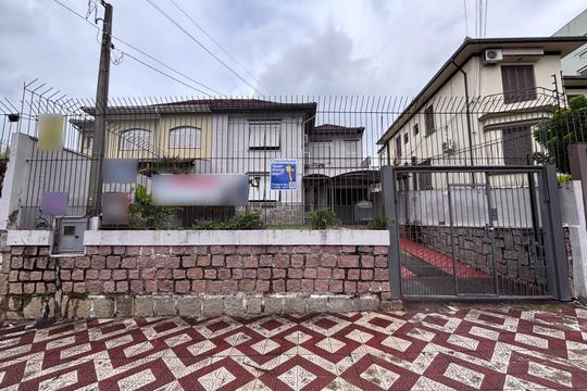 Fachada de casa à venda com 3 quartos, 300m² em Partenon, Porto Alegre