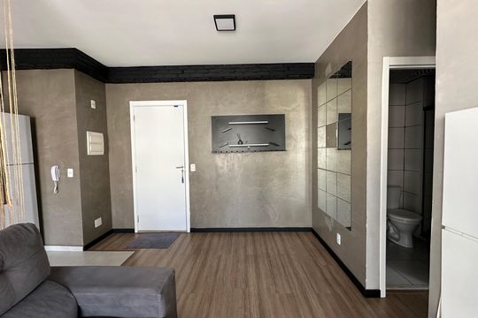 Sala de apartamento à venda com 1 quarto, 45m² em Jardim Tupanci, Barueri