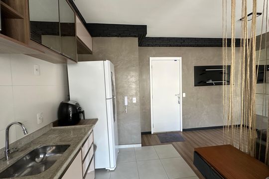 Cozinha de apartamento à venda com 1 quarto, 45m² em Jardim Tupanci, Barueri