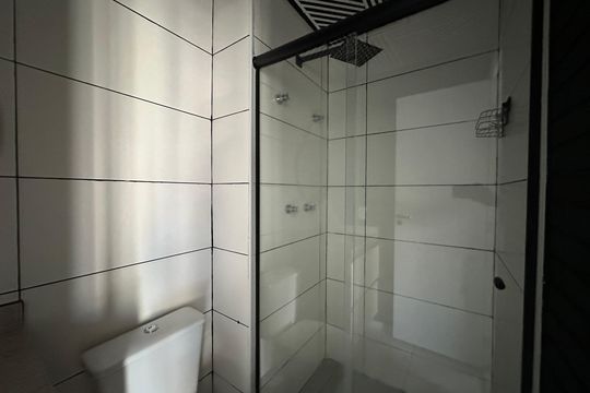 Banheiro de apartamento à venda com 1 quarto, 45m² em Jardim Tupanci, Barueri