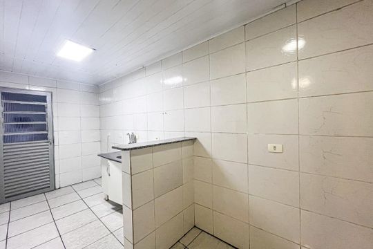 Cozinha de casa para alugar com 2 quartos, 80m² em Jardim Bandeirantes, São Paulo