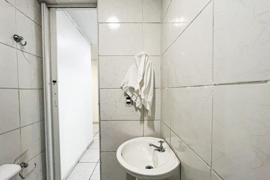 Banheiro Social de casa para alugar com 2 quartos, 80m² em Jardim Bandeirantes, São Paulo