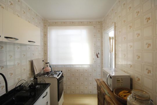 Cozinha de apartamento à venda com 2 quartos, 51m² em Jardim do Salso, Porto Alegre