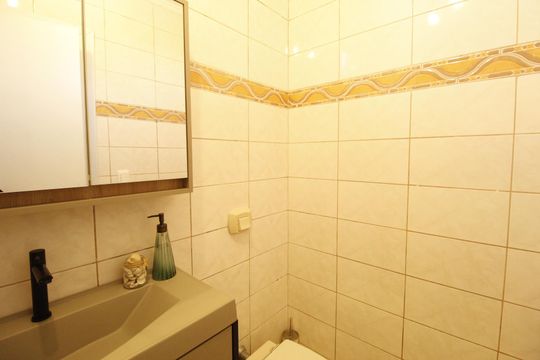 Banheiro de apartamento à venda com 2 quartos, 51m² em Jardim do Salso, Porto Alegre
