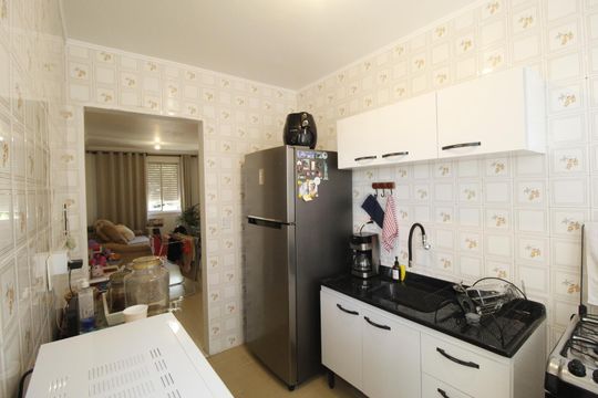 Cozinha de apartamento à venda com 2 quartos, 51m² em Jardim do Salso, Porto Alegre