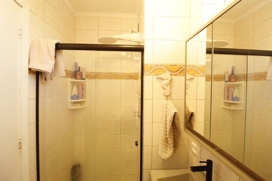 Banheiro de apartamento à venda com 2 quartos, 51m² em Jardim do Salso, Porto Alegre
