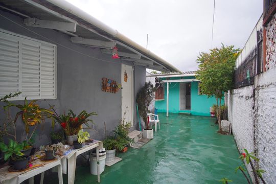 Quintal de casa à venda com 2 quartos, 80m² em Passo das Pedras, Porto Alegre