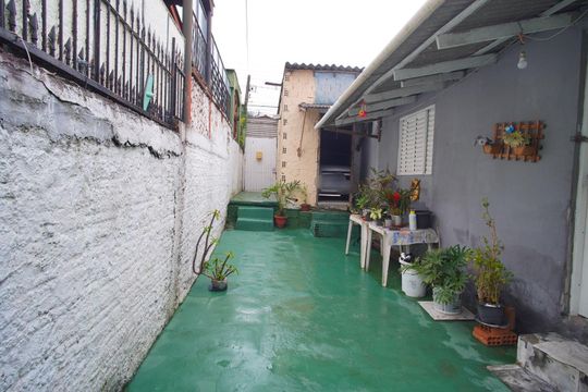 Quintal de casa à venda com 2 quartos, 80m² em Passo das Pedras, Porto Alegre