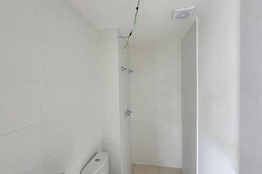 Banheiro Social de apartamento à venda com 3 quartos, 54m² em Barra da Tijuca, Rio de Janeiro