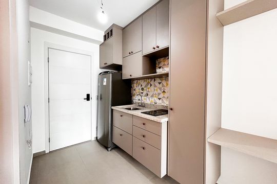 Cozinha de apartamento para alugar com 1 quarto, 25m² em Jardim das Acacias, São Paulo