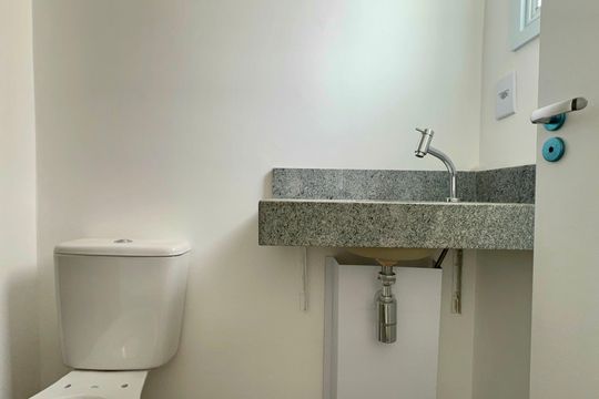Banheiro de kitnet/studio à venda com 1 quarto, 17m² em Pinheiros, São Paulo