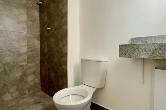 Banheiro de kitnet/studio à venda com 1 quarto, 17m² em Pinheiros, São Paulo
