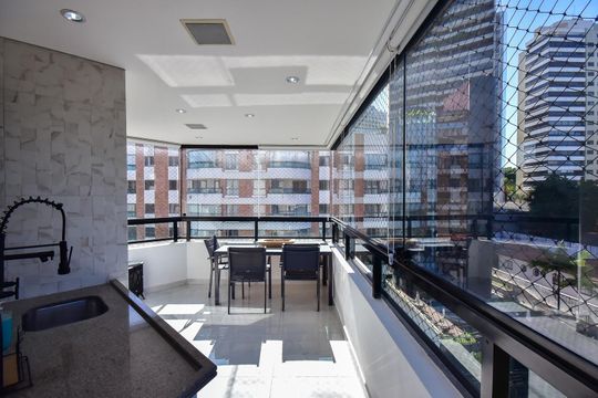 Varanda Gourmet	 de apartamento à venda com 3 quartos, 228m² em Real Parque, São Paulo