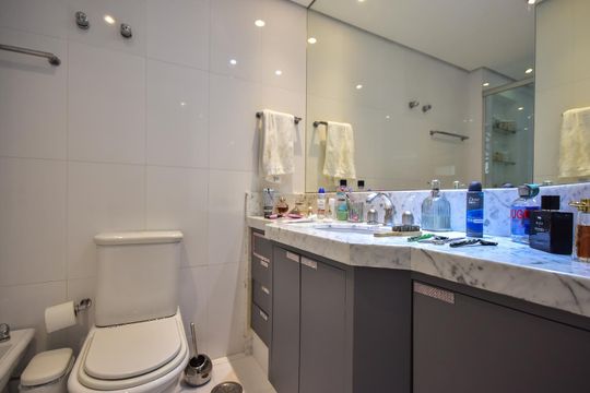 Banheiro 1 da Suíte  3 de apartamento à venda com 3 quartos, 228m² em Real Parque, São Paulo