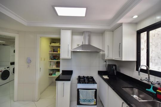 Cozinha de apartamento à venda com 3 quartos, 228m² em Real Parque, São Paulo