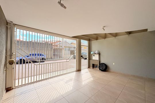 Garagem de casa à venda com 3 quartos, 200m² em Vila de Vecchi, Jundiaí