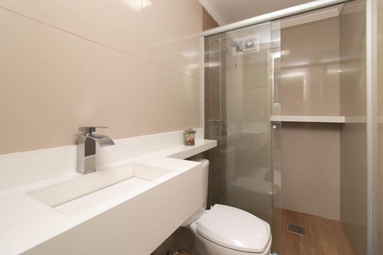Banheiro de apartamento à venda com 3 quartos, 71m² em Cavalhada, Porto Alegre