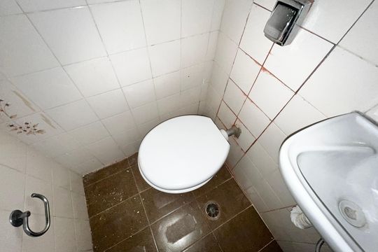 Banheiro da Garagem de casa à venda com 3 quartos, 225m² em Vila Prado, São Paulo