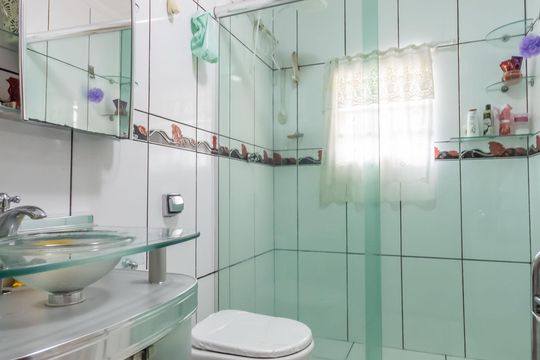 Banheiro 1 de casa para alugar com 2 quartos, 180m² em Veloso, Osasco