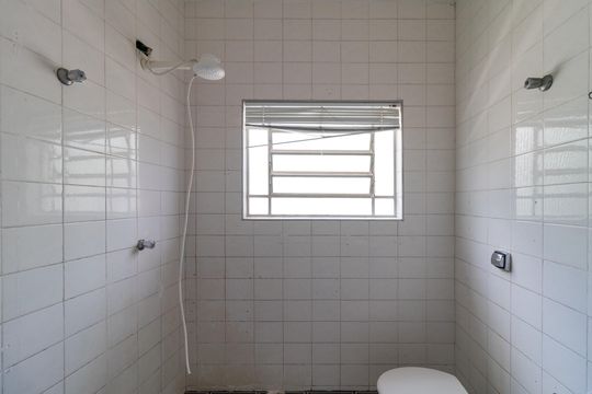 Banheiro de casa para alugar com 2 quartos, 90m² em Alto da Lapa, São Paulo