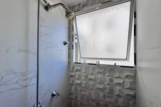 Banheiro Social de apartamento à venda com 2 quartos, 43m² em Recreio dos Bandeirantes, Rio de Janeiro