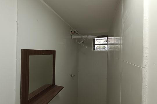 Banheiro de kitnet/studio para alugar com 1 quarto, 57m² em Parque Imperial, São Paulo