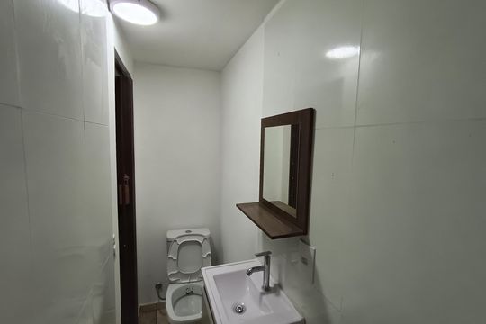 Banheiro de kitnet/studio para alugar com 1 quarto, 57m² em Parque Imperial, São Paulo