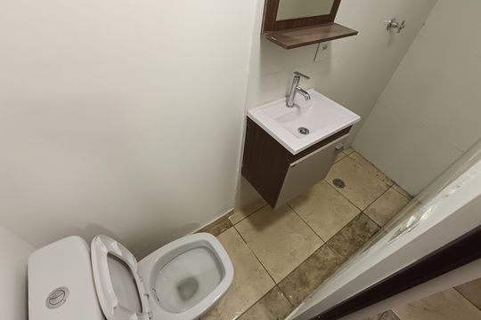 Banheiro de kitnet/studio para alugar com 1 quarto, 57m² em Parque Imperial, São Paulo