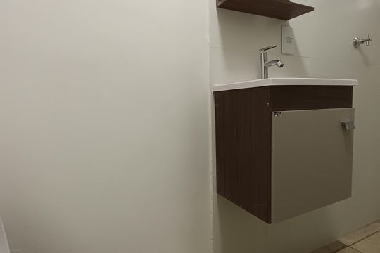 Banheiro de kitnet/studio para alugar com 1 quarto, 57m² em Parque Imperial, São Paulo