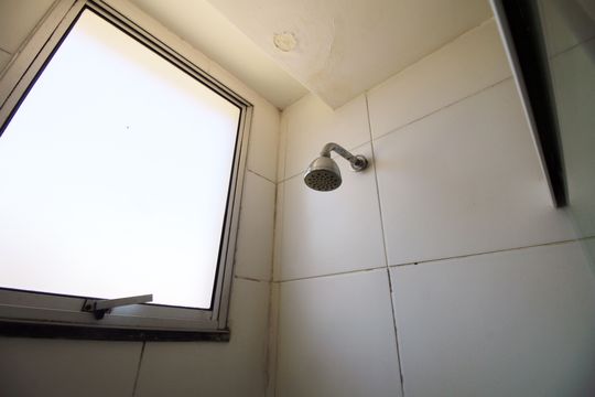 Banheiro de apartamento para alugar com 2 quartos, 45m² em Pavuna, Rio de Janeiro