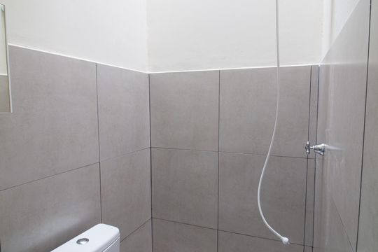 Banheiro de kitnet/studio para alugar com 1 quarto, 25m² em Vila Carvalho, Sorocaba