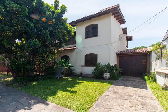 Fachada de casa à venda com 3 quartos, 250m² em Ipanema, Porto Alegre