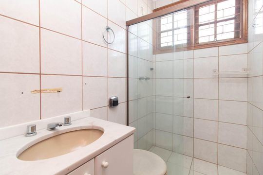 Banheiro 2 de casa à venda com 3 quartos, 250m² em Ipanema, Porto Alegre