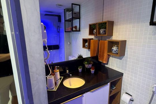 Banheiro de kitnet/studio para alugar com 1 quarto, 31m² em Barra, Salvador