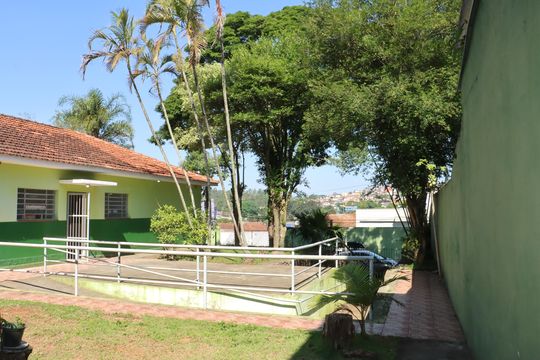 Casa para alugar com 3 quartos, 277m² em Jardim Arabutan, Embu das Artes