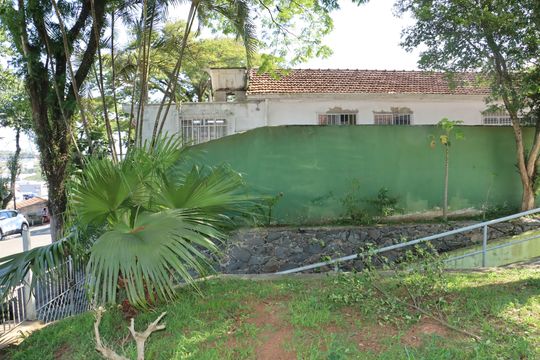 Casa para alugar com 3 quartos, 277m² em Jardim Arabutan, Embu das Artes