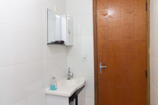 Banheiro de casa de condomínio para alugar com 2 quartos, 51m² em Itaquera, São Paulo