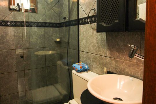 Banheiro 1 de casa à venda com 3 quartos, 130m² em Cristal, Porto Alegre