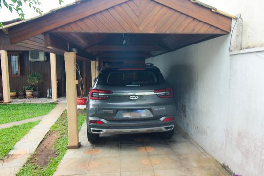 Garagem de casa à venda com 3 quartos, 130m² em Cristal, Porto Alegre