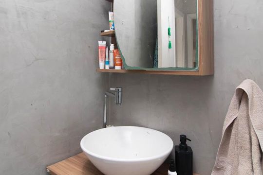 Banheiro de apartamento à venda com 3 quartos, 75m² em Santana, Porto Alegre